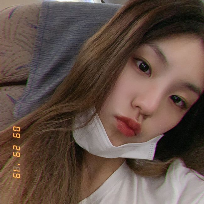 Girl group ITZY member Yezi showed off her beautiful looks that are causing herd in Heart.On the 24th, ITZY official Instagram posted several photos along with the article Photo bomb throwing.In the photo, ITZY member Yezi, who is sitting in a chair and taking a selfie, is shown.Yezi, who has slightly lowered his mask to take a picture, shows a bright smile and captivates the attention of viewers.Yezi shows off a neat atmosphere in a picture with his long hair down, and when he is preparing for the stage with his hair tied, he causes a heartbeat with a fresh and youthful expression.On the other hand, ITZY, which Yezi belongs to, has been loved by many people since its debut in February, acting as Darla and IC.