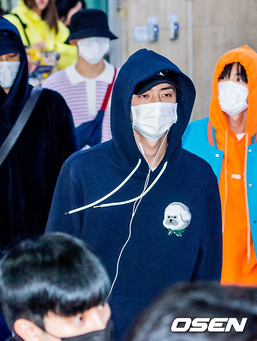 24 Days afternoon group EXO arrived at Gimpo International Airport in Gangseo-gu, Seoul after completing the overseas schedule. EXO Sehun passed the entrance hall