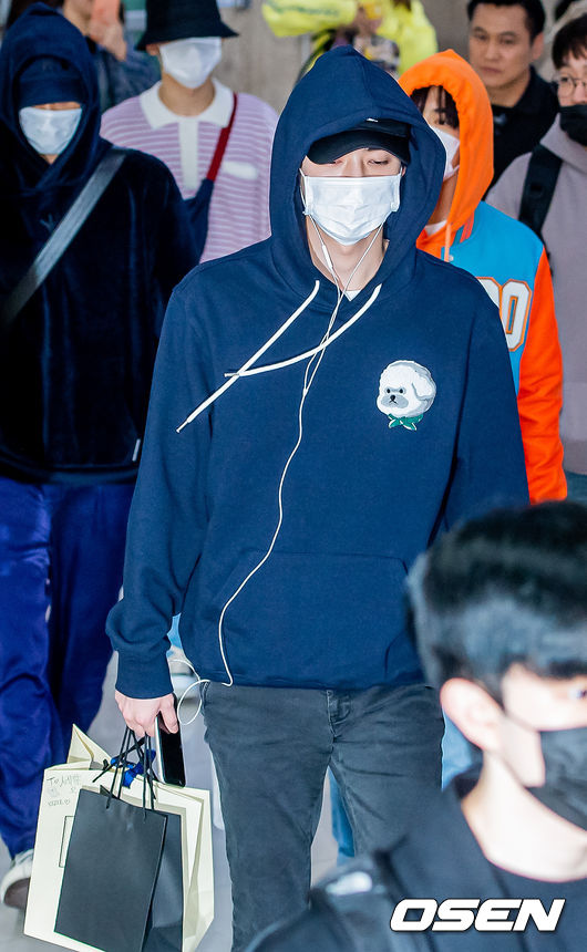 On the afternoon of the 24th, group EXO arrived at Gimpo International Airport in Gangseo-gu, Seoul after finishing the overseas schedule. EXO Sehun passed the entrance hall