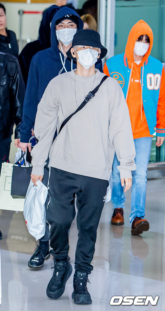 On the afternoon of the 24th, the group EXO arrived at Gimpo International Airport in Gangseo-gu, Seoul after completing the overseas schedule. EXO Baekhyun passed through the arrival hall