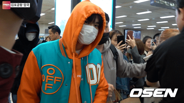 24 Days afternoon group EXO finished the overseas schedule and Entrance through Gimpo International Airport in Gangseo-gu, Seoul.EXO is passing through the Entrance field.image capture