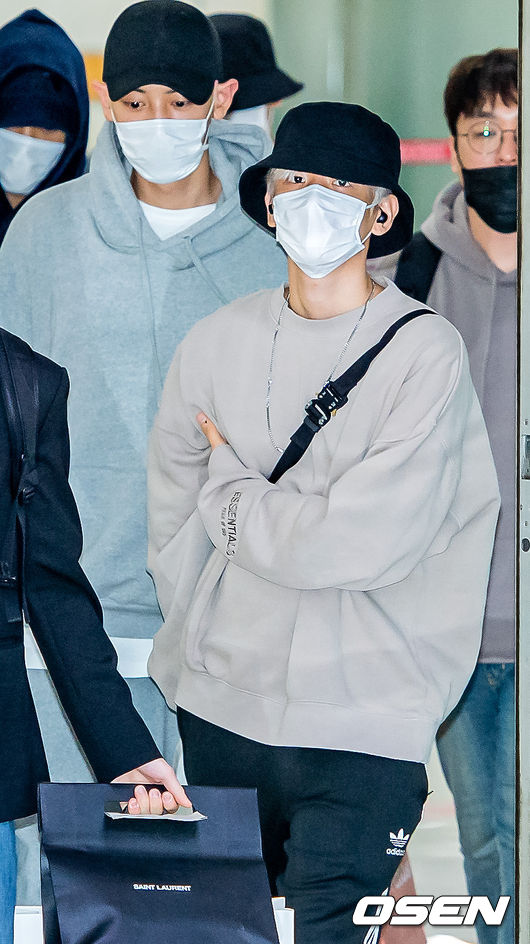 24 Days afternoon group EXO arrived at Gimpo International Airport in Gangseo-gu, Seoul after finishing the overseas schedule. EXO Baekhyun passed through the Arrival point
