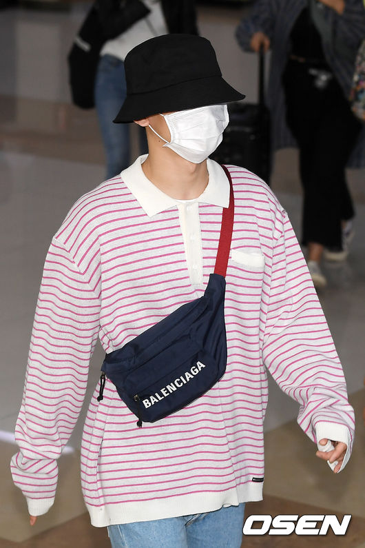 24 Days afternoon group EXO arrived at Gimpo International Airport in Gangseo-gu, Seoul after completing the overseas schedule. EXO Chen passed the arrival hall