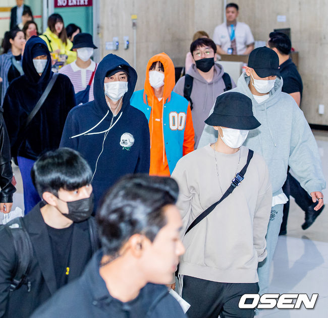 24 Days afternoon group EXO arrived at Gimpo International Airport in Gangseo-gu, Seoul after completing the overseas schedule. EXO passed the entrance hall