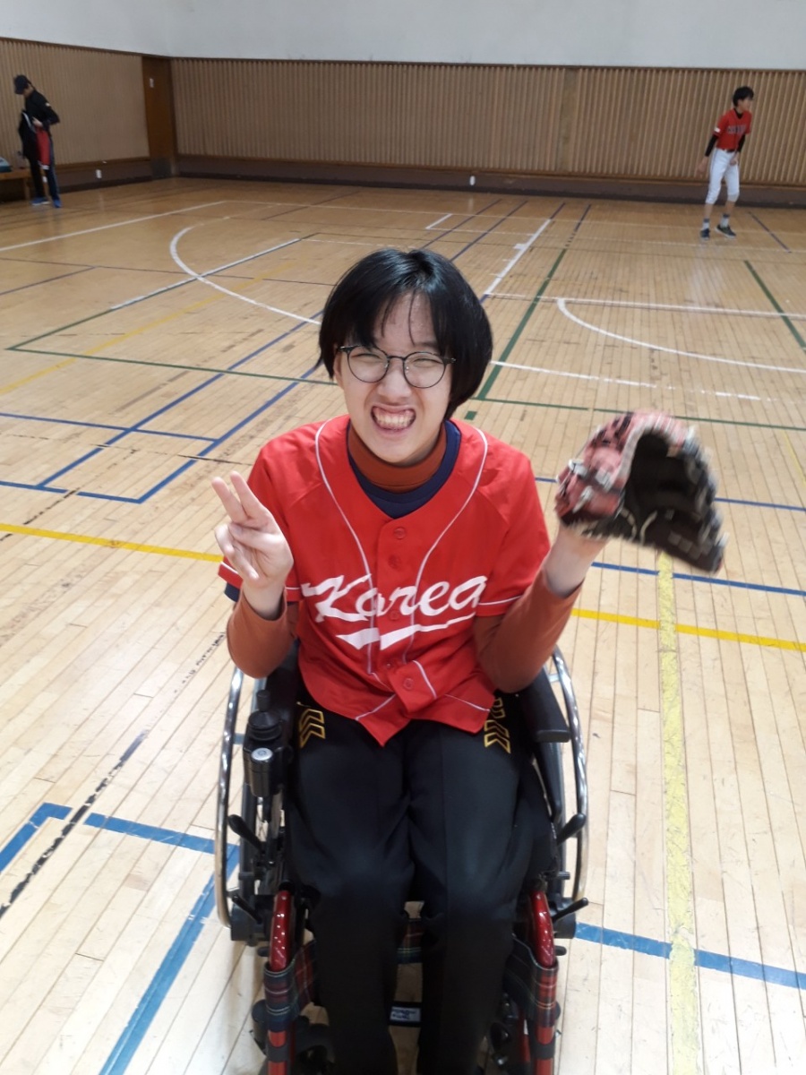 KBO (Governor Chung Un-chan) selected Moon Chae-won (age 14) as the verse of the third round of the 2019 Shinhan Bank MY CAR KBO Korea Series at Gocheok Sky Dome on October 25 (Friday).KBO held a versezza contest event from October 4 (Friday) to 13 (Sun) to provide baseball fans with the opportunity to become the main character of the Korean series and to add meaning to the Korean series with the participation of a baseball fan with a special story.Moon Chae-won, who was selected in this contest, is a middle school student who has congenital cerebral palsy disorder but dreams of a baseball player.Moon Chae-won is a top model in various sports fields, including catching ball training at the Korea Disabled Baseball Team and acquiring two items in Taekwondo.Kim Young-in, a college student mentor of Moon Chae-won, applied for a story with the intention of supporting Moon Chae-wons Top Model and giving hope to disabled youths whose dream range is limited.KBO selected Moon Chae-won as a third-round verser to encourage disabled youth to play baseball and give meaningful memories.On the other hand, the national anthem of the third leg of the Korean series is called by singer Monday Kiz.Monday Kiz, who made his debut with his first album [Bye Bye] in 2005, has representative songs such as Strings, Autumn greetings and This man.