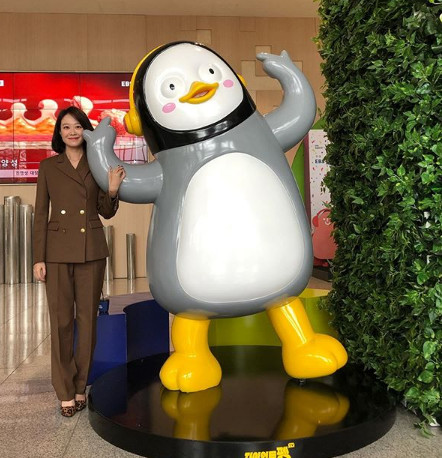 Broadcaster Moon Ji-ae announcer has revealed his latest situation.Moon Ji-ae posted a picture of his EBS penguin character Pengsoo with his article After leaving the EBS International Education Conference and leaving a piece with Pengsoo on his instagram on the 23rd.Moon Ji-aes wide-smile face is cute in a khaki suit.Moon Ji-ae then released a picture taken at the recording site with the article Child Birth and Wound! Finish the Free Market 10 recording again.Kim So-young announcer who returned after a month of childrens birth, 2 years old, is seen.PhotoMoon Ji-ae SNS