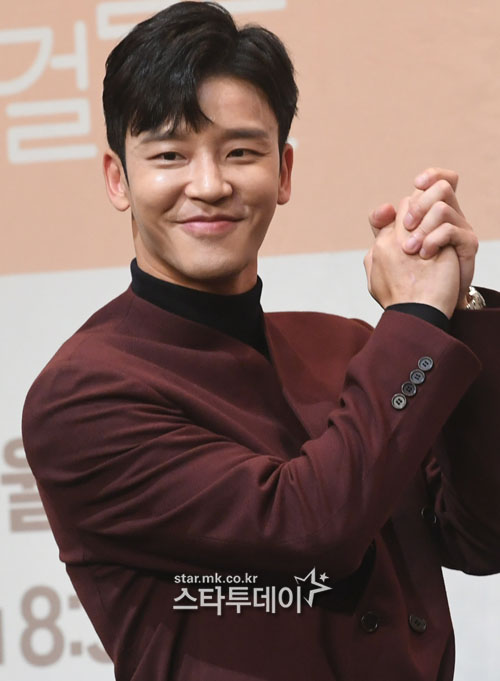 꽃길 걷는 엄마 이미지