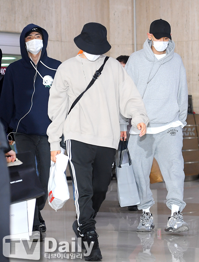 Group EXO Sehun, Baekhyun and Chanyeol arrive at Gimpo International Airport on the afternoon of the 24th after finishing their overseas schedule.EXO entry