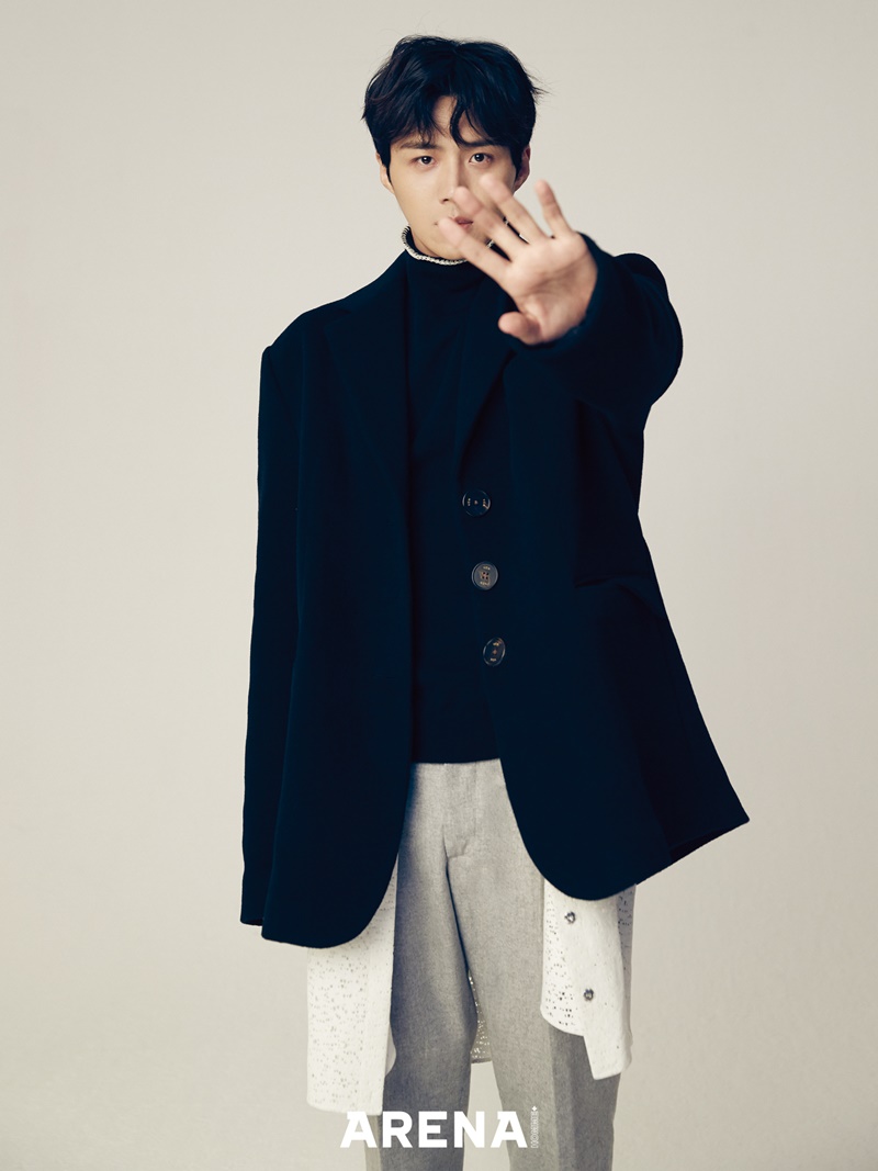 Actor Kim Seon-ho showed a picture with deepened autumn sensibility.On the 24th, Kim Seon-hos agency Salt Entertainment released several November issue pictures of Kim Seon-ho with fashion magazine Arena.Kim Seon-ho in the public photo captures the Sight because it emits an emotional atmosphere deepened with excellent eyes.In addition, he has a stylish autumn look by digesting fashion items that match the chilly weather such as knit turtleneck, black jacket, black walker, and check pattern suit.In addition, Kim Seon-ho asked what the goal still remains unchanged, saying, From the beginning of Acting to the present, I have always been aiming for Actor who wants to do the next work. It is not easy to act, even if all jobs are.The more I did, the harder it was. So I always wanted to be a better actor.I want to be such a good actor who is fiercely worried, interpreting and acting. Meanwhile, more pictures and interviews of Kim Seon-ho can be found in the November issue of the fashion magazine Arena, and the TVN New Moon drama Get the Ghost, which he appears in, will be broadcast every Monday and Tuesday at 9:30 pm.In November, you can meet at the Play Memory in dream which will be performed at Daehakno Haeoreum Arts Theater.Photo = Arena