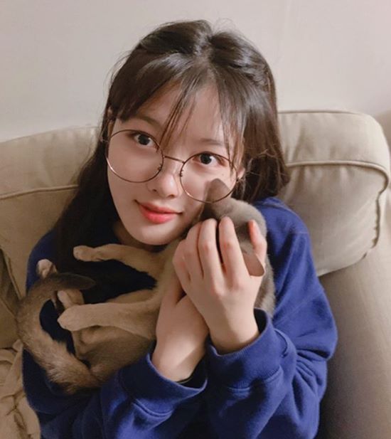 Actor Kim Yoo-jung shows off his lovely visualsKim Yoo-jung posted a photo on her Instagram account on Monday.Kim Yoo-jung in the public photo is looking at the camera with Cat in his arms.Kim Yoo-jung is also attracting attention because he shows off his lovely visuals in his natural appearance wearing glasses.Meanwhile, Kim Yoo-jung appeared on the lifetime channel Harp Holiday.Photo: Kim Yoo-jung Instagram