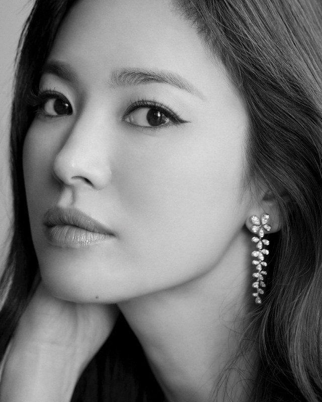 <p>Song Hye-kyo in the last 24 own Instagram through pictorial photos directly showing. The revealed picture, Song Hye-kyo is a gorgeous accessory with a black dress adorned look. Black and white filter Song Hye-kyo of elegance and glamour to boat Asia. Black and white filter on the Dazzling Song Hye-kyos Beautiful looks with eye-catching.</p><p>Saw the photos netizens appearance is also mind for me, a different Beautiful looks, Beautiful looks waste words and work and come back with me such a variety of reactions.</p><p>Meanwhile, Actor Song Hye-kyo is to start with the film Annafor consideration.</p>