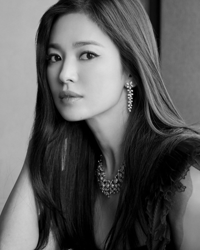 <p>Song Hye-kyo in the last 24 own Instagram through pictorial photos directly showing. The revealed picture, Song Hye-kyo is a gorgeous accessory with a black dress adorned look. Black and white filter Song Hye-kyo of elegance and glamour to boat Asia. Black and white filter on the Dazzling Song Hye-kyos Beautiful looks with eye-catching.</p><p>Saw the photos netizens appearance is also mind for me, a different Beautiful looks, Beautiful looks waste words and work and come back with me such a variety of reactions.</p><p>Meanwhile, Actor Song Hye-kyo is to start with the film Annafor consideration.</p>