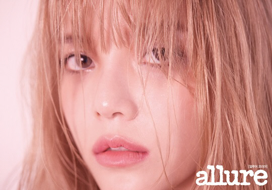 A picture of AOA Jimin, who is playing a big role in Queengraves, was released.Jimin showed a variety of Tree Sisters through a picture in the November issue of Allure Korea. Tree Sisters is a nickname created through Queengraves.In this picture, Jimin caught his eye with charismatic eyes and chic atmosphere.Jimin is the back door that he has enjoyed filming the picture even in the schedule ahead of Mnet Queen Graves and AOA comeback which are gathering topics every day.In a subsequent interview, Jimin said, When I first started Queengraves, Comment that AOA stage is not expected became a stimulus.I think I have got a lot of confidence through Queengraves now. Jimin also said, I hope the number of stage video views is higher than the winner.On the other hand, the November issue of Allure Korea, which includes Jimins picture and interview, can be found at national and online bookstores.