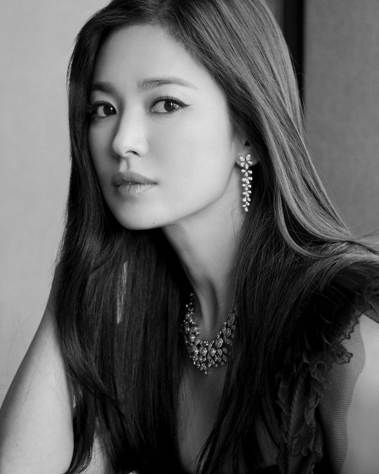 Actor Song Hye-kyo flaunted her unwavering beautiful looks in black and white photos as well.The last 24 Days Song Hye-kyo shared a picture of herself on her Instagram account.Song Hye-kyo in the public photo is staring at the camera with alluring eyes with colorful jewelery.Despite being a close-up photo, Song Hye-kyos beautiful look captivates the eye.Meanwhile, Song Hye-kyo is considering appearing in the movie Anna as his next film.