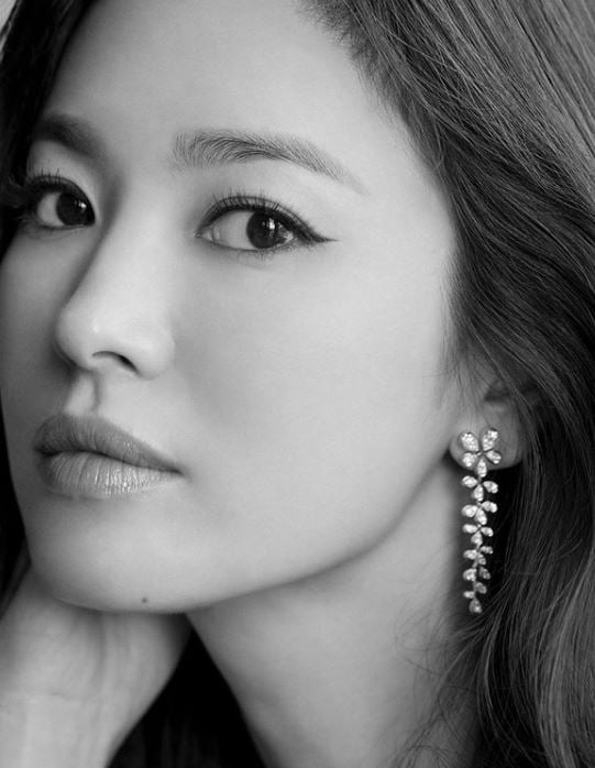 Actor Song Hye-kyo reveals alluring black and white photoSong Hye-kyo posted two black and white pictures on his SNS on the 24th.In the open photo, Song Hye-kyo is staring at the camera wearing colorful accessories.Despite the black and white photographs, the beautiful and alluring Song Hye-kyo atmosphere is revealed and attracts attention.Song Hye-kyo, who resumed SNS activities in about four months earlier this month after Actor Song Joong-ki and Divorce in July, is now focusing on his main business.He is showing up through various brand events, and is considering appearing in the movie Anna as his next film.Song Hye-kyo, a full-fledged black and white photo release Song Joong-ki and Divorce, resumed their activities in the main business after the resumption of SNS activities.