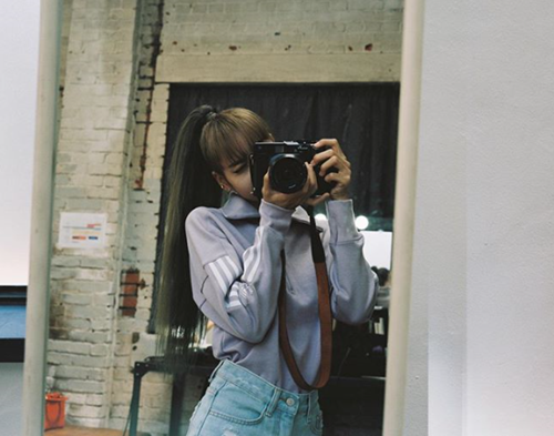 BLACKPINK Lisa robs eyes with Mug shot smaller than CameraOn the 24th, Lisa posted a picture through her Instagram account.The photo shows Lisa taking a mirror selfie with Camera.He also showed off his extraordinary fashion sense by putting his sportswear top into jeans.Lisas group BLACKPINK will host four Dome tours in three cities in Japan in December this year, Tokyo Dome in January next year, Kyocera Dome in Osaka, and Yahoo Oke in Fukuoka in February.
