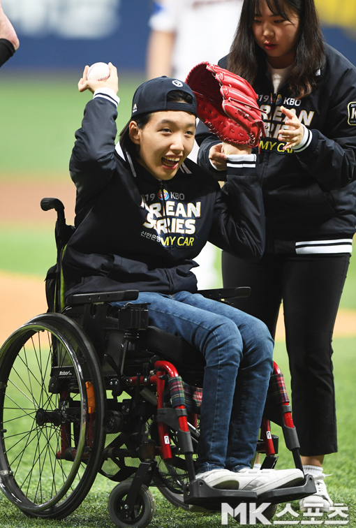 On the afternoon of the 25th, the third leg of the Korea Series between the 2019 professional baseball Doosan Bears and Kiwoom Heroes took place at Gocheok Sky Dome.In the game, Moon Chae-won, a paralytic disabled person, received a lot of applause from fans who visited the baseball field.Kiwoom, who has lost two consecutive series due to the loss of both Korea Series 1 and 2, is bringing Doosan home to play a game before planting.Doosan, who has won the second consecutive Korean series for the first time in the KBO league, is challenging the series three consecutive wins.