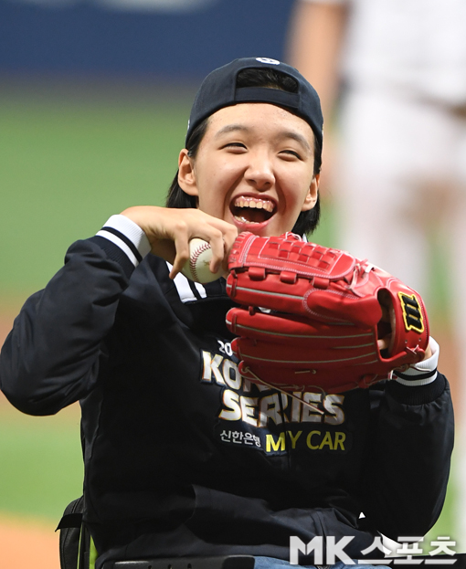 On the afternoon of the 25th, the third game of the Korean series between Doosan Bears and Kiwoom Heroes of 2019 professional baseball took place at Gocheok Sky Dome.In the game, Moon Chae-won, a paralytic disabled person, received a lot of applause from fans who visited the baseball field.Kiwoom, who has lost two consecutive series due to the defeat of both the first and second games of the Korean series, is bringing Doosan home and is playing a game before planting.Doosan, who has won the second consecutive Korean series for the first time in the KBO league, is challenging the series three consecutive wins.
