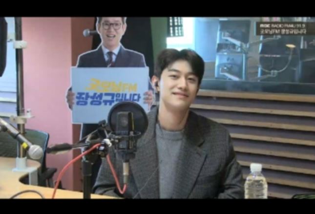 On the day, Kwak Dong-yeon mentioned Park Bo-gum, saying, Im busy and I dont see it often, but Im still in touch.I do not like to drink, so when I meet, I eat delicious things and drink coffee at a cafe. I have never been to a karaoke room together. As for Lee Si-eon, he also said, I met while I was in the drama. Im 15 years old. Im living like my brother and Friend.I think I learned a lot about how to treat adults while spending time with my brother. He buys a lot of delicious things. 