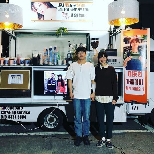 A two-shot of Gong Hyo-jin Kang Ha-neul was released.Actor Gong Hyo-jin posted an article and a photo on his instagram on October 24th, Thank you Yewonah.The photo shows the images of Gong Hyo-jin and Kang Ha-neul posing in front of Coffee or Tea, who arrived at the KBS 2TV monthly drama Celadian Flowers.They are holding Hand and smiling at the camera side by side, and the atmosphere of camellia and dragon food in the drama attracts attention.emigration site