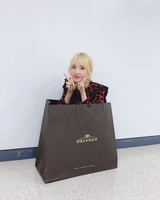 The mountain Daraa Park fits into the Shopping Bag.2NE1-born Daraa Park posted a picture and a picture on his instagram on October 24th, Gift for you.In the photo, Daraa Park sits in a large shopping bag, adding cuteness by taking a V-posing.The slender body of Daraa Park, which is completely buried in a shooting bag, attracts attention.emigration site
