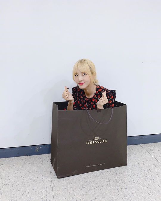 The mountain Daraa Park fits into the Shopping Bag.2NE1-born Daraa Park posted a picture and a picture on his instagram on October 24th, Gift for you.In the photo, Daraa Park sits in a large shopping bag, adding cuteness by taking a V-posing.The slender body of Daraa Park, which is completely buried in a shooting bag, attracts attention.emigration site