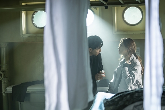 Vagabond Lee Seung-gi and Bae Suzy will present a romantic line-up push-room two-shot.SBS gilt drama Vagabond (VAGABOND) (playwright Jang Young-chul, Jung Kyung-soon, director Yoo In-sik) unveiled a picture of Lee Seung-gi and Bae Suzy sitting face to face on a bed in a narrow secret room on the ship ahead of the broadcast on October 25.It is a scene in which Cha Dal-gun treats the wound on the neck of the confession.The confession is a frowning expression as if it is painful, and the chadal gun is not sure what to do. After carefully approaching, he wipes the wound with a towel and applies medicine.Then, he looked at the face of the confessional as if he was surprised at the distance closer than expected, and he was reddening to the ears as well as the ball.Moreover, as the confessional looks at the chadal gun and looks at his forehead, he casts a romantic airflow.In the last broadcast, Cha Dal-gun, Gohari, and Prince Edward Island Parks secretary, Mickey (Ryu Won), took Kim Woo-ki to the cargo ship to Korea with the help of Prince Edward Island Park (Lee Kyung-young).What happened in the sealed line is causing curiosity about whether the neck of the confessional is hurt and whether the four people can step on the Korean land safely.The Ship Room Two Shot with Lee Seung-gi and Bae Suzy was filmed at a set of original rooms in Paju, Gyeonggi Province.The atmosphere of the scene was also more shaken in the long-time pink mood shot that came to the two people who had been breathing with intense action scenes every time.Yoo In-sik told the two, You can get as close as you can from the line that you can not reach your face. Lee Seung-gi and Bae Suzy looked at each other shamefully and laughed at each other when they met their eyes.Lee Seung-gi also showed a humorous atmosphere of humorously releasing the atmosphere of the rather rigid scene, such as hitting a playful ad-lib during rehearsals and making Bae Suzy laugh all the time.We are doing more than expected because we are good actors, said Celltrion Entertainment, a production company. The whole story of Lee Seung-gi and Bae Suzys sweet and bloody two-shots will be released on the show.I hope youll expect it.hwang hye-jin