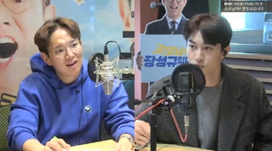 Actor Kwak Dong-yeon boasted of his friendship with Park Bo-gum and Lee Si-eon.Actor Kwak Dong-yeon appeared as a guest on MBC FM4U Good Morning FM Jang Sung-gyu broadcast on October 25th.On this day, Kwak Dong-yeon revealed his friendship with Park Bo-gum, who appeared in KBS 2TV drama Gurmigreen Moonlight, and Ishian, who appeared in SBS drama Modern Farmer.Kwak Dong-yeon said, I am busy and I do not see it often, but I am constantly in contact. I am not a drinker, so when I meet, I eat delicious things and eat Coffee at a Cafe.I dont think Ive ever been to a karaoke room together, he said.Park Su-in