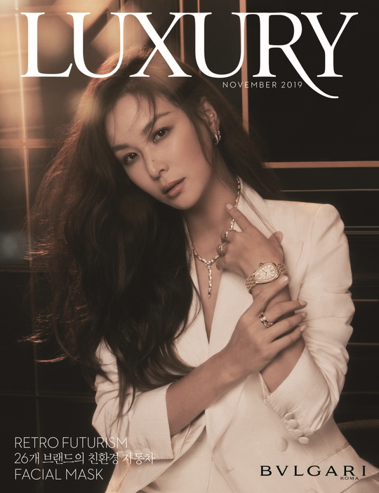 The portrait of the eternal style icon actor Ko So-young has been released.On October 25, the luxury brand Bulgari (BVLGARI), which represents Italy, unveiled a photoreal with Ambassador Theaters Ko So-young and fashion magazine Luxury.Ko So-young in the public photoreal has unchangingly elegance and has completely digested Snake Motives Bracelet Watch and has a deadly allure.The attractive styling in the pictorial also drew attention: Ko So-young has perfected the suit to the glamorous glossy Dress.Here, the glamorous Serpenty Sedutori Watch, featuring a flexible bracelet with a water drop-shaped case reminiscent of Snake and hexagonal links of Snake scale Motive, was daringly matched to admiration.kim myeong-mi