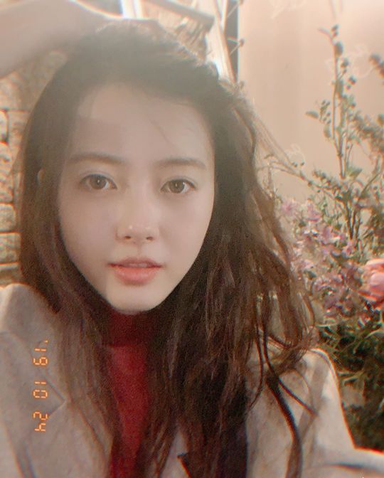 Go Ah-ra showed off her Sight-reading Beautiful looksActor Go Ah-ra posted two selfies on his instagram on October 25 with the phrase good night.In the photo, Go Ah-ra stares at the camera with his chin on, with his tangled hair also showing off white skin and distinct features.han jung-won