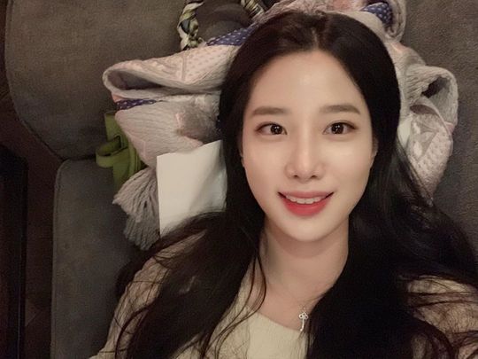 Johyun delivered a clean routine.Group Berry Good member Johyun shared a picture on his Instagram account on October 25 with emoticons.Johyun in the photo is looking at the camera, lying down with a bag and cardigan, and he showed off his beautiful appearance with transparent skin and cool features.han jung-won