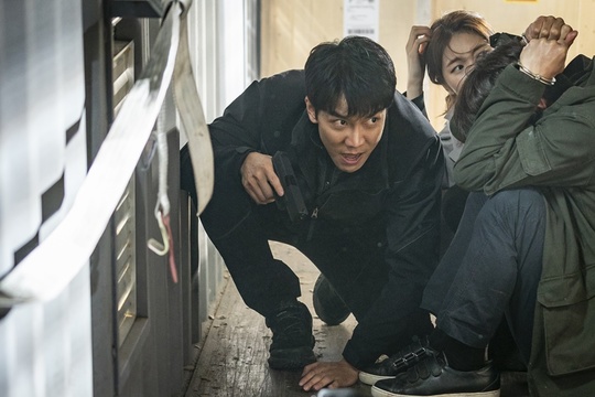 Vagabond Lee Seung-gi, Bae Suzy, and Jang Hyuk-jin are on their way home to Bloody Tie, full of hardships and adversity, without tears.SBS gilt drama Vagabond (VAGABOND) (playplayplay by Jang Young-chul, Jung Kyung-soon/directed Yoo In-sik) is an intelligence action melody that digs into a huge national corruption hidden in a concealed truth by a man involved in a civil-port passenger plane crash.Cha Dal-gun and Bae Suzy have gone to Morocco to capture Kim if (Jang Hyuk-jin) and then give the excitement and excitement of the extremes by developing a cider story that gets decisive testimony related to terrorism from Kim if.In this regard, the 11th episode of Vagabond, which will be broadcast on October 25, shows Lee Seung-gi and Bae Suzy climbing the return road of tears full of disability and obstruction, making them unable to let go of tension until the end.In the play, Cha Dal-gun and Gohari arrested Kim if and returned to Korea.The three people, who are hiding in a large container box on the trailer, are squatting inside the poor interior of various large cargoes and making a nervous look.In particular, Cha Dal-gun is on alert with a pistol, and Gohari looks around with a rigid look while sitting next to Kim if.Kim if is in a state of panic with his hands cuffed and his ears covered in his knees.The inside of the trainer begins to shake like crazy, and the three people are in a situation where they lose their center and roll and roll around each other.In the last broadcast, with the help of Edward Park (Lee Kyung-young), I wonder why Cha Dal-gun and Gohari, who were on a cargo ship bound for Korea, are hiding in a container box, and whether three people will be able to step on the Korean land safely in the midst of an immediate crisis.Lee Seung-gi, Bae Suzy and Jang Hyuk-jin, Hot Summer Days Bloody Tie Return Road was filmed in Nam-gu, Ulsan Metropolitan City.The three arrived at the scene early on, checking the script and unpacking, despite the inclement weather, which was strong enough to barely hear each others voices.Then, when the container, which is a space where full-scale shooting will be held, arrived, it was a bigger scale than I thought, and I was amazed by the spacious interior space.The three people who entered the inside soon showed their concentration, aligned with the ambassador, and then rolled, tangled, fell, and staggered, throwing their bodies without any band.bak-beauty