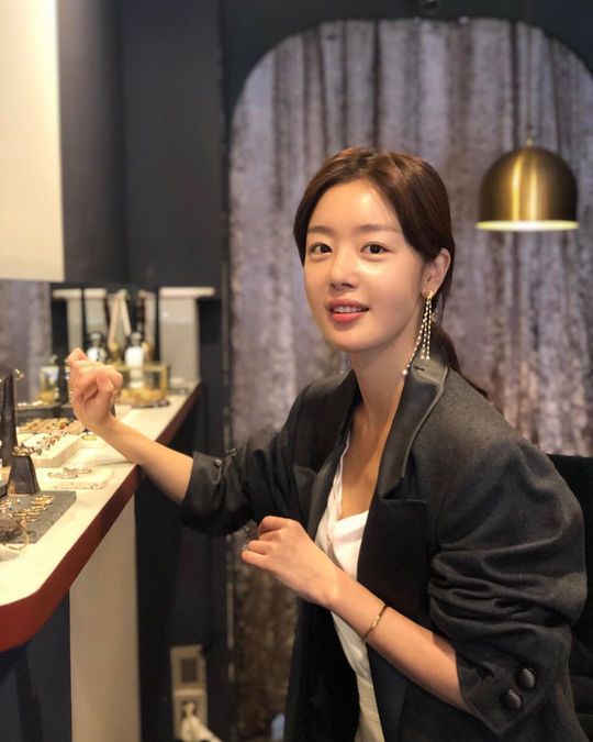 Actor Han Sun-hwa from Group Secret boasted a feminine atmosphere.Han Sun-hwa posted several photos on his Instagram on October 25 with an article entitled Breathing Birthday Gift. Thank you for breathing.Han Sun-hwa in the public photo is gracefully watching accessories.Han Sun-hwa, who emits superior beauty and pure charm even though it is not gorgeous fashion and makeup, admires the viewers.Park So-hee