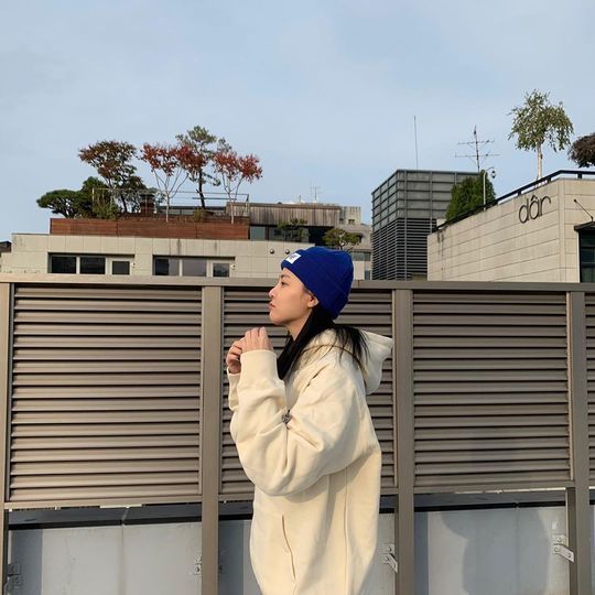 Actor Lee Joo-yeon from the group after school showed off his appearance as a papi (fashion person).Lee Joo-yeon posted three photos on his Instagram on October 25 with an article entitled After the exercise.Lee Joo-yeon in the public photo is showing a simple yet sensible fashion by matching a blue Binnie with a white hoodie.In particular, Lee Joo-yeon boasts a fist-sized face as well as an extraordinary honey skin, which makes viewers admire.Park So-hee