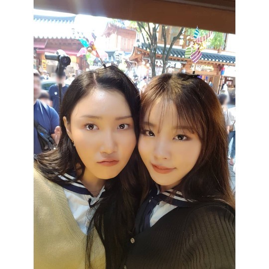 MAMAMOO Hwasa and Wheene reveal their memories during school days through I Live Alone.Hwasa and Wine will appear on MBC I Live Alone which is broadcasted at 11:10 pm on October 25th.These two are real friends who spent their school days in Jeonju in the past.In the official Instagram of MAMAMOO, photos of the two people face to face were released.I will leave together in the memories of my youngest line of school days? He said, I will also release the picture in the trailer prepared for the dancers.pear hyo-ju