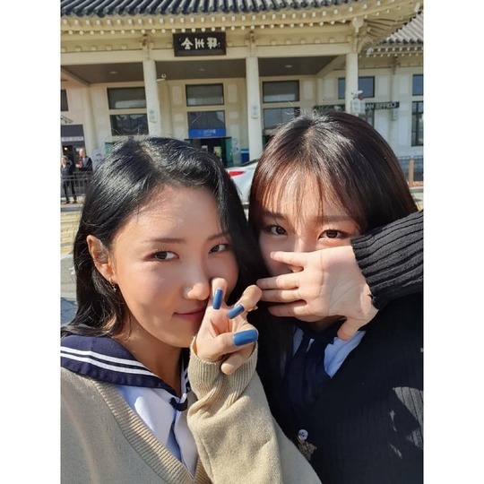 MAMAMOO Hwasa and Wheene reveal their memories during school days through I Live Alone.Hwasa and Wine will appear on MBC I Live Alone which is broadcasted at 11:10 pm on October 25th.These two are real friends who spent their school days in Jeonju in the past.In the official Instagram of MAMAMOO, photos of the two people face to face were released.I will leave together in the memories of my youngest line of school days? He said, I will also release the picture in the trailer prepared for the dancers.pear hyo-ju