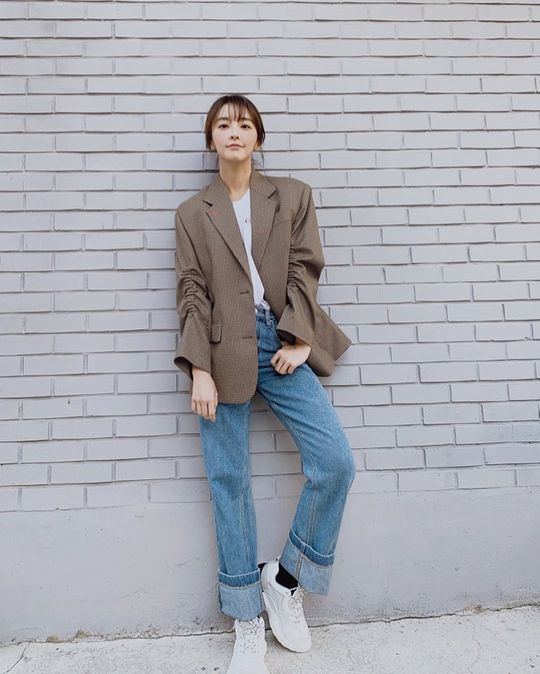 The latest situation of Jung Yu-mi has been revealed.Jung Yu-mi released a photo of his Instagram on October 25 with a white wall background.Jung Yu-mi in the photo is taking a chic pose reminiscent of a fashion photo shoot.pear hyo-ju
