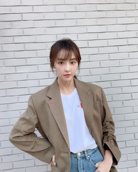 The latest situation of Jung Yu-mi has been revealed.Jung Yu-mi released a photo of his Instagram on October 25 with a white wall background.Jung Yu-mi in the photo is taking a chic pose reminiscent of a fashion photo shoot.pear hyo-ju