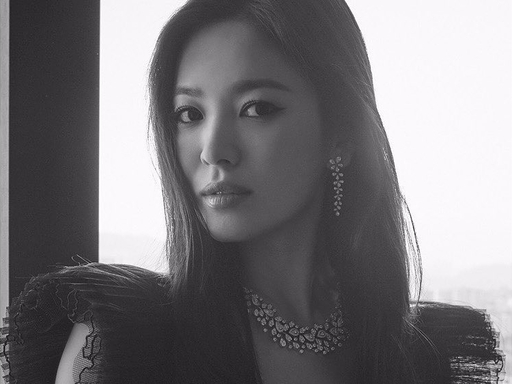 Song Hye-kyo posted a black and white photo picture taken with a jewelry brand recently on his social networking service on the last 24 Days.A supposed stylist of Song Hye-kyo also posted a black and white photo of Song Hye-kyo on social media.He is considering appearing in the movie Anna as his next film.