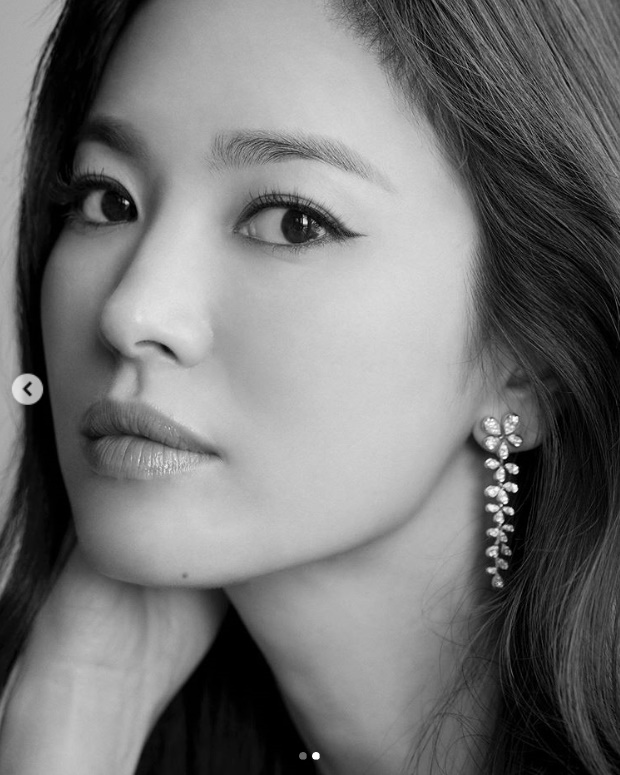Black and white photos released by Actor Song Hye-kyo are the talk of the town.Song Hye-kyo posted two black and white photos on his Instagram on 24 Days.The photo was taken when Song Hye-kyo attended the event of the French jewelery brand Shome, which is the ambassador for publicity, and Song Hye-kyos unique beautiful looks stand out.Earlier, Song Hye-kyo attended Shomes boutique opening ceremony and dinner event on Thursday.Photo Call Event was canceled, but Song Hye-kyo was released at the time through the official SNS of the brand.Song Hye-kyo also released a picture of the event through his Instagram story.Song Hye-kyo has not been on the official list since her divorce from Actor Song Jung-ki in July.However, he has been attending brand events in China and Monaco and has been faithful to his role as a model.Song Hye-kyo is considering appearing in the movie Anna as his next work.
