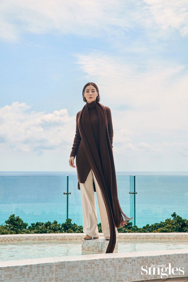 Fashion magazine Singles has released a picture of Actor Kim Sung-ryung, which reveals a unique presence no matter what character it wears.In this photo taken in Cancun, Mexico, Actor Kim Sung-ryung completed a charming picture with chic and elegant styling and pose overwhelming the atmosphere of the filming scene.