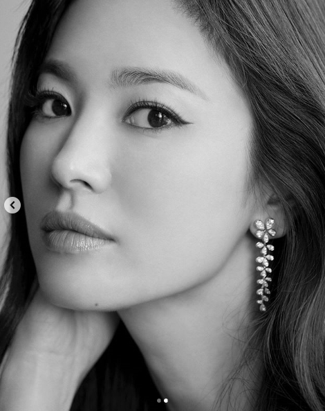 Actor Song Hye-kyo reveals Black and WhitePhotographSong Hye-kyo posted a Black and WhitePhotograph on his instagram on Monday, which he recently filmed about a Jewelry brand.Song Hye-kyo in Black and WhitePhotograph caught the eye with elegant beautiful look and dress shape.Officials who worked together also showed affection when they released Song Hye-kyos Black and WhitePhotograph to SNS.Song Hye-kyo, who has been showing up through various brand events since his divorce with his ex-husband Song Jung-ki in July.He attended the boutique site of the French imperial Jewelry brand on the 3rd floor of the Avenue EL headquarters of Lotte Department Store in Sogong-dong, Seoul on the 17th.Appearing in a beautiful black dress, she attracted attention with beautiful looks as brilliant as Jewelry.