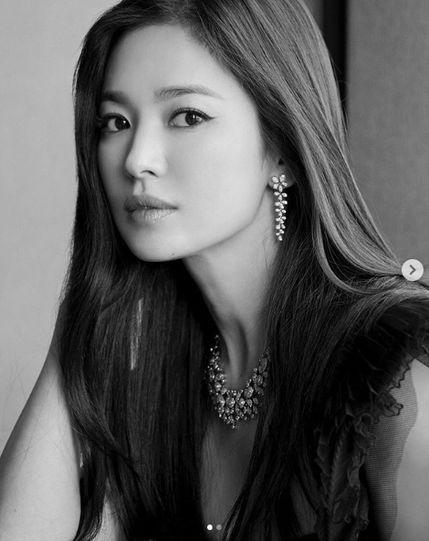 Actor Song Hye-kyo reveals Black and WhitePhotographSong Hye-kyo posted a Black and WhitePhotograph on his instagram on Monday, which he recently filmed about a Jewelry brand.Song Hye-kyo in Black and WhitePhotograph caught the eye with elegant beautiful look and dress shape.Officials who worked together also showed affection when they released Song Hye-kyos Black and WhitePhotograph to SNS.Song Hye-kyo, who has been showing up through various brand events since his divorce with his ex-husband Song Jung-ki in July.He attended the boutique site of the French imperial Jewelry brand on the 3rd floor of the Avenue EL headquarters of Lotte Department Store in Sogong-dong, Seoul on the 17th.Appearing in a beautiful black dress, she attracted attention with beautiful looks as brilliant as Jewelry.