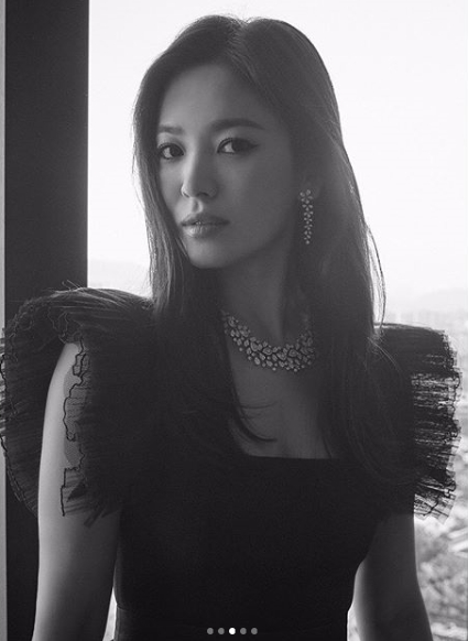 Actor Song Hye-kyo reveals Black and WhitePhotographSong Hye-kyo posted a Black and WhitePhotograph on his instagram on Monday, which he recently filmed about a Jewelry brand.Song Hye-kyo in Black and WhitePhotograph caught the eye with elegant beautiful look and dress shape.Officials who worked together also showed affection when they released Song Hye-kyos Black and WhitePhotograph to SNS.Song Hye-kyo, who has been showing up through various brand events since his divorce with his ex-husband Song Jung-ki in July.He attended the boutique site of the French imperial Jewelry brand on the 3rd floor of the Avenue EL headquarters of Lotte Department Store in Sogong-dong, Seoul on the 17th.Appearing in a beautiful black dress, she attracted attention with beautiful looks as brilliant as Jewelry.