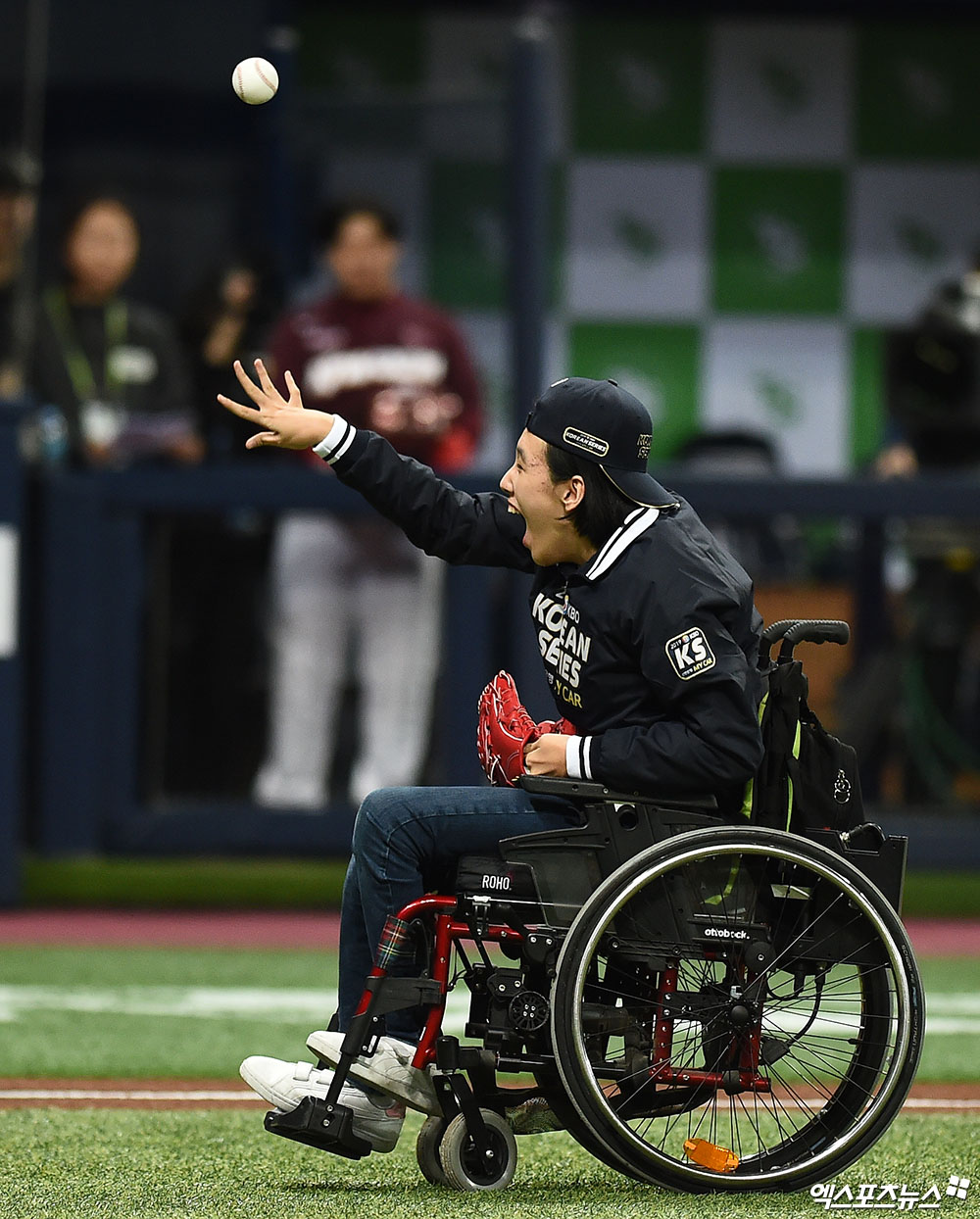 Doosan Bears and Kiwoom Heroes and Moon Chae-won are in the verse ahead of the third game of the Korean Series in the 2019 Shinhan Bank MY CAR KBO Postseason held at the Gocheok Sky Dome in Seoul Guro District on the afternoon of the 25th.