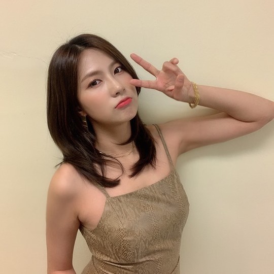 Apink Oh Ha-young revealed more mature beautiful looks.Oh Ha-young posted a picture on his instagram on the 25th; Oh Ha-young in the public photo is looking at the camera with V drawn.Oh Ha-young reveals a unique atmosphere with colorful makeup and costumes, and the more beautiful look and mature yet elegant atmosphere catch the eye.On the other hand, Oh Ha-young released his first mini album OH! in August.Photo: Oh Ha-young SNS