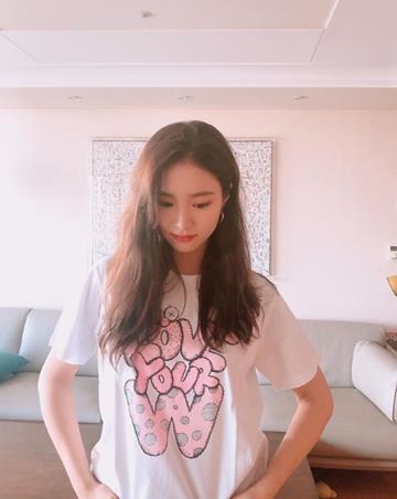 Actor Shin Se-kyung showed off his daily Beautiful looksShin Se-kyung posted a picture on his SNS on the afternoon of the last 24 days.In the open photo, Shin Se-kyung was caught on camera wearing a white shirt with a lovely printing.Especially, the self-luminous goddess Beautiful looks is more eye-catching.The netizens responded in various ways such as Shin Se-kyung Life is Leeds, Shin Se-kyung is completely fresh, and It is so beautiful and lovely.Shin Se-kyung, who made his debut as a poster model for Seo Taiji Take 5 in 1998, recently appeared on MBCs Na Hae-ryung and played the role of Na Hae-ryung.Shin Se-kyungs next film is even more expected.