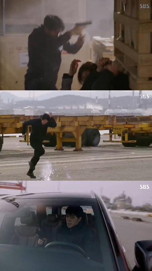 Vagabond Lee Seung-gi survived the shootout and secured the vehicle.On SBSs Vagabond, which aired on the afternoon of the 26th, Cha Dal-gun (Lee Seung-gi), Goh Hae-ri (Bae Su-ji), and Ki Tae-young (Shin Sung-rok) played a gunfight with mercenaries.On this day, Cha Dal-gun, Gohari and Ki Tae-young were close to death by Min Jae-sik (Jung Man-sik) following him closely and baptizing bullets with mercenaries.Ki Tae-young said he would approach the vehicle, demanding cover, but Cha Dal-geon said he was quicker and ran out of the bullet.Eventually, Cha Dal-gun, Gohari, and Ki Tae-woong ran away with Kim Song Yuqi.Min Jae-sik called Yoon Han-ki (Kim Min-jong) immediately after missing Cha Dal-guns car and raised tension by mentioning that Cha Dal-gun was taking Kim Song Yuqi to court.