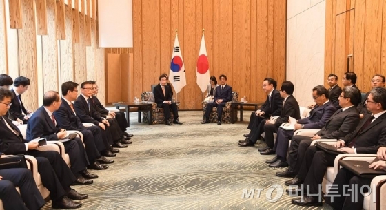 【서울=뉴시스】이낙연 국무총리가 24일 오전 일본 도쿄 총리관저에서 아베 신조 총리와 만나 악수하고 있다. 2019.10.24. (사진=이낙연 국무총리 페이스북) photo@newsis.com