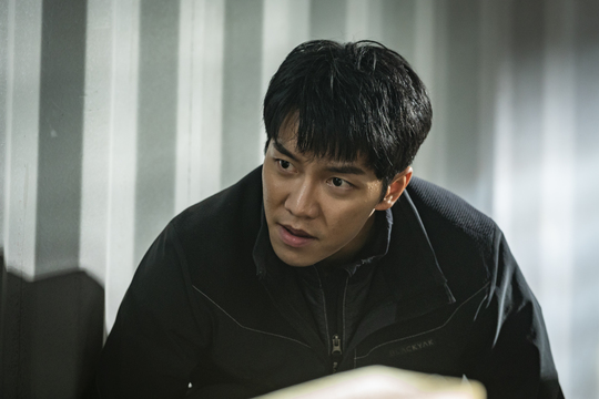 Vagabond Lee Seung-gi is getting a hot cheer from viewers by pouring out Sunday Cider.SBS gilt drama Vagabond (VAGABOND) (playwright Jang Young-chul, director Yoo In-sik / production Celltron Healthcare Entertainment CEO Park Jae-sam) is an intelligence action melody that uncovers a huge national corruption hidden in the concealed truth of a man involved in a civil harbor passenger plane crash, and the last broadcast recorded the highest audience rating of 10.5% (Nilson Korea National Standard) In the same time period, it ranked first in all programs broadcast on terrestrial, cable, and general.In addition, the 2049 audience rating, which is the judgment index of advertising officials, is also up to 4.8%.Lee Seung-gi is in charge of playing the role of Cha Dal-gun, who fights against the group who tries to cover the truth to find the truth about the death of his nephew, and fights against the threat of death.Especially, Cha Dal-gun is playing a big role in opening the audiences clogged inside by spreading the line of action that makes the eyes cool and the famous ambassador that makes the ears happy.I chose BEST5, a cider cider, to be delivered to all the Billons of the world.Have you ever heard of conscience intelligence? Youre a stonehead. Ive picked the wrong guy. Im going to suck your bone marrow!After being convinced that John & Marksa Jessica Lee (Moon Jung-hee) was behind the civil service airliner attack, Cha Dal-gun brutally smashed Jessica Lees assassination attempt on himself and visited him.Jessica said without a hint of surprise, How much did you get from Dynamics? There is something that does not change even if the world changes.It is the power and the power that makes the truth. He once again caused the anger of Cha Dal-geon.Did you kill them all because you wanted to gain strength from the money? he said, Did you ever hear of conscience and intelligence? Youre a jerk.Ill suck your bone marrow. He gave Jessica a good price on the back of the head, declaring war with a gruesome remark.You say you exist for your people, dont you think a civil servant should have that sense of duty?Ko Hae-ri (Bae-ji) was deeply desperate when he heard from Jung Man-sik that USB, which contains the face of Terrorist The Suspect Jerome (Yoo Tae-oh), was unidentifiable due to the virus and that he would end the crash investigation because of insufficient evidence.Chadalgan was excited by the B-Boe that Gohari had told him, Is it for your people? I believe you are an expert in solving this problem?You get paid in taxes. Shouldnt a civil servant have that sense of duty?This was a reminder of the mission of NIS agent to Gohari, who was a subordinate employee who had to follow the orders of the upper part and was in a dilemma as the eldest daughter who was responsible for the livelihood of the family.While youre with me, Im only going to chew Savoie so hard that I wont die ... Whos going to try Yi Gi!Cha Dal-gun went to Morocco and captured Kim If (Jang Hyuk-jin), the deputy captain of the crash and terrorist The Suspect, and when Kimif was seriously injured in the indiscriminate attack of Lily and Kim Do-soo (Choi Dae-chul), he pulled his blood and saved it.Chadalgan asked Kim If, who was alert, How did you meet Jerome? But Kim If turned to silence and said, I am good.Eventually, he could not stand it, and he approached Kim if and grabbed his neck and said, So I am angry.Im going to chew Savoie so hard that I dont die while Im with you, he said, and whos going to chew Yi Gi! and gave a bloody blow to Kim Ifs still equal momentum.Chadalgunpyo 1-machine cider Myeong-saeng 4. Youre all fucked up, Im going to smash it up soon (ft.lot).Cha Dal-gun, Gohari and Kim If were loaded into a cargo ship bound for Korea from Morocco with the help of Edward Park (Lee Kyung-young), and Min Jae-sik (Jung Man-sik) put out an Interpol wanted to find the three who disappeared.So, Kang Ju-cheol (Yi Gi-young) contacted Cha Dal-gun and Gohari to order them to use an operation to disturb the spirit of the NIS.Then the scene of the three returning home was seen through the NIS Station room monitor, followed by an incredible scene of all appearances in airports and port waiting rooms in different countries.Cha Dal-gun, who showed his face through a front monitor immediately after, shot an intense eye as if he was looking at Kitaewoong (Shin Sung-rok), Min Jae-sik and Yoon Han-ki (Kim Min-jong) right in front of him.I will go to smash it soon, he said, smiling and giving a great pleasure.Chadalgunpyo 1-midter Ming Dae 5. Repent and live a new life, you scumbags!Chadalgun and Gohari continued their disruptive operation against the NIS until just before they arrived in Korea.When he was instructed by Yoon Han-ki, he told the NIS to take Kim if and take it back, and he laughed and said, If you all hold your hands together and declare your conscience in front of the people, you will turn yourself in. I made it sticky.Celltrion Healthcare Entertainment said, Chadalgan is a straight-line character that pushes straight as you think. Lee Seung-gis passion made Chadalgan more stereoscopic and attractive.We want you to watch and see if Vagabonds hero Chadalgun can kill all the evil groups and succeed in finding the truth.Park Su-in